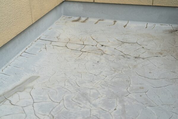 ベランダ防水が剥がれている? そのままにしておくのはNG!